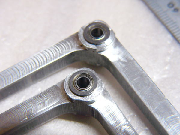 ジェラルミン板を加工し内径2㎜のベアリングを入れたLクロングクラン